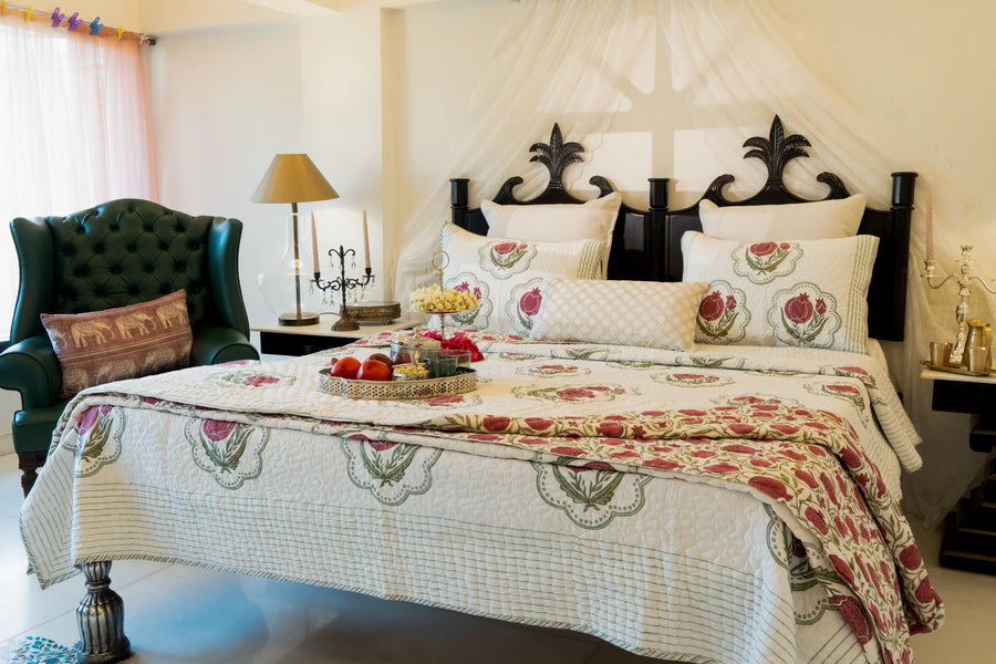 Khwabgaah Bedding : Scarlet Muse Razaii